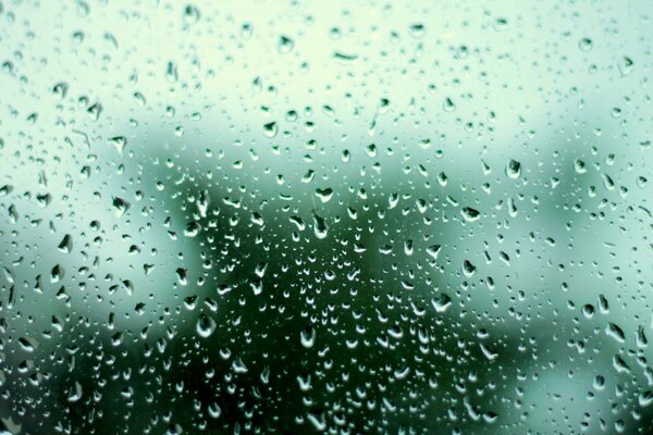 Gouttes d eau sur le verre après la pluie