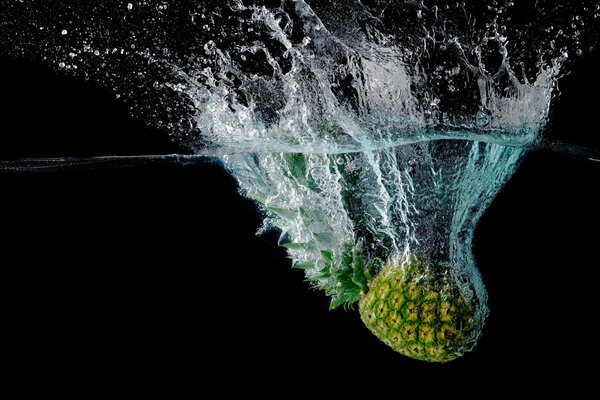 Éclaboussures d ananas tombé dans l eau