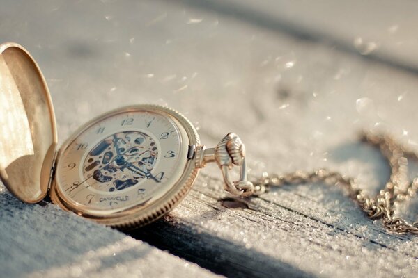 Les aiguilles se sont arrêtées sur une montre avec une chaîne