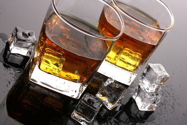 Whisky con cubitos de hielo