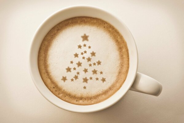 Cappuccino-Kaffee in einer Tasse mit Sternenschaum