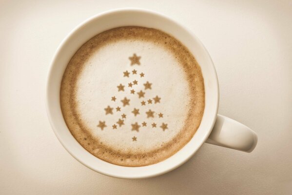 Cappuccino in tazza con schiuma a forma di stella