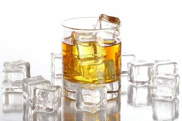 Vaso de whisky con cubitos de hielo