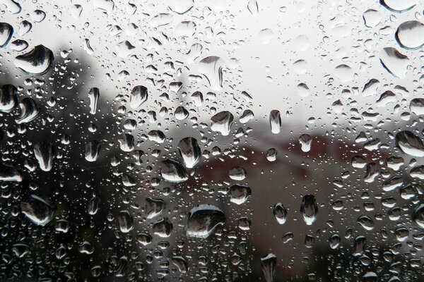 Капли дождя на мокром стекле