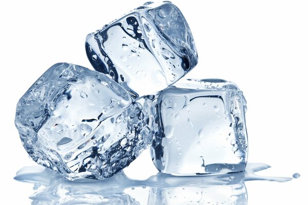 Cubitos de hielo en gotas de agua