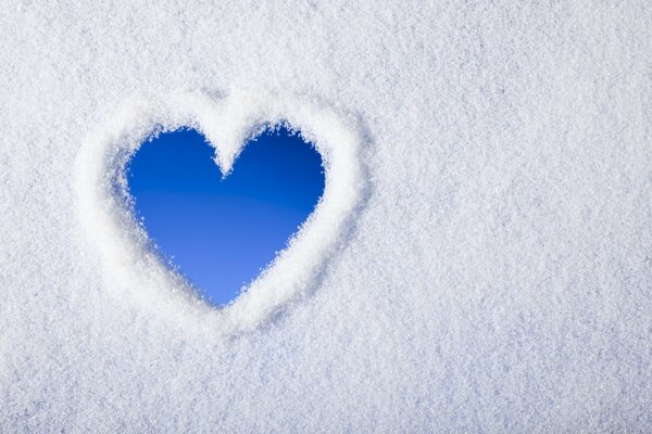 Cuore su un bicchiere di neve. Inverno