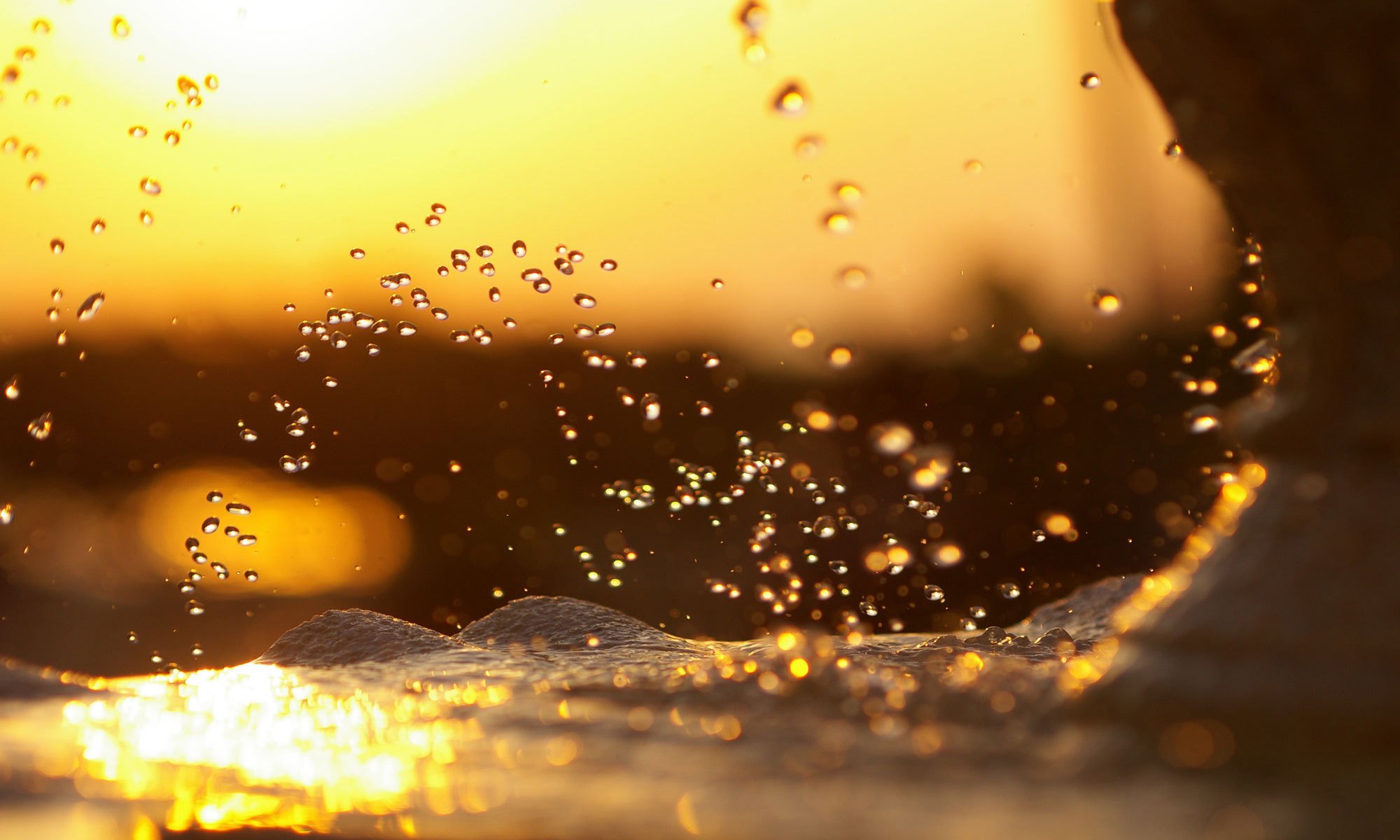 eau splash vague mer mousse éclaboussures gouttes coucher de soleil ciel soleil éblouissement soir