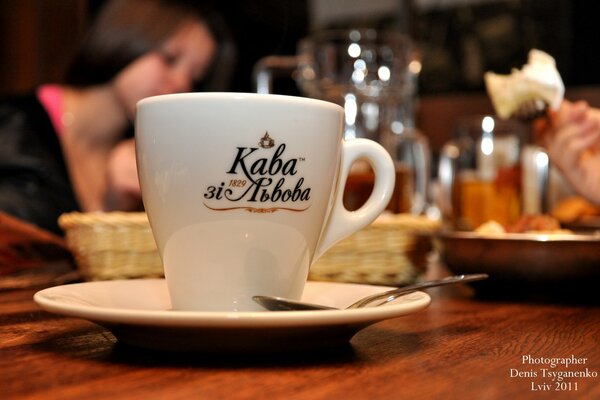 Tasse im Restaurant vor dem Hintergrund der Menschen