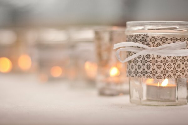 Foto di candele in barattoli sfocati