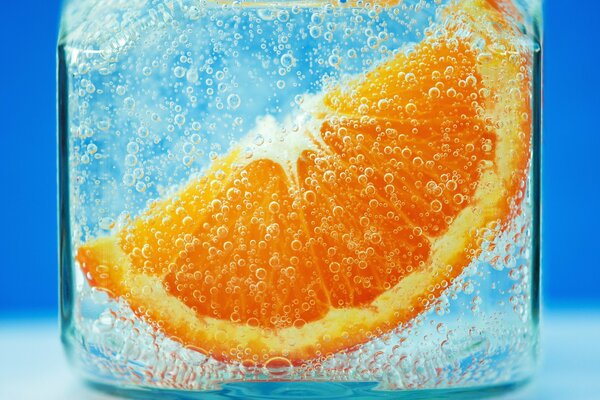 Une tranche d orange dans un verre d eau