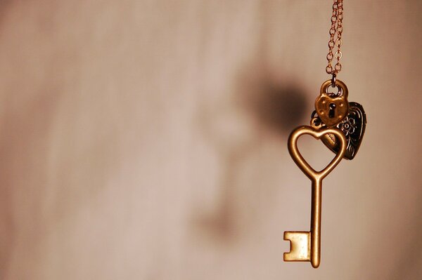 Image macro d un pendentif avec clé et serrure en forme de coeur