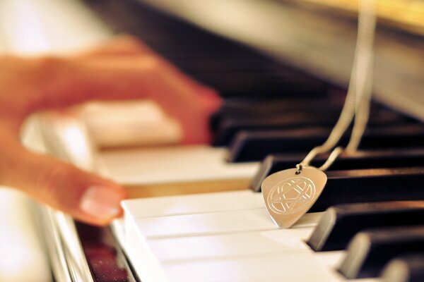 Photo de touches de piano avec médaille