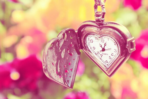 Horloge sur une chaîne en forme de coeur