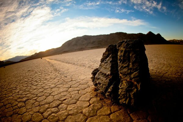 Das Death Valley in den usa und die schleichenden Steine