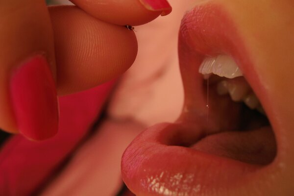Makro-Foto. weibliche Lippen, Zunge