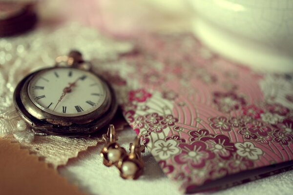 Horloge Vintage et boucles d oreilles sur la table