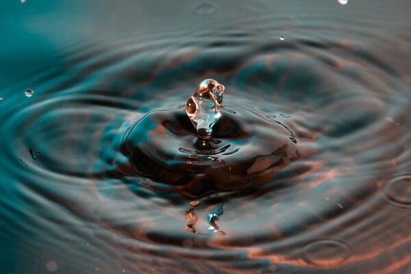 Ein Tropfen Wasser hinterlässt Flecken auf der Oberfläche