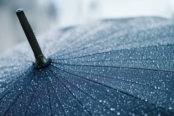 Regentropfen auf einem großen Regenschirm