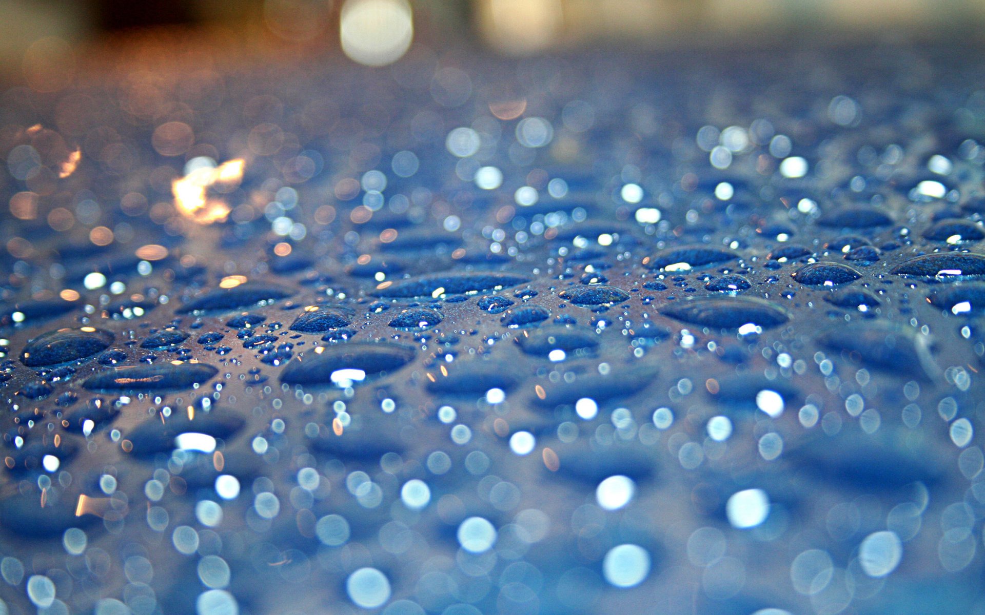 papel pintado gotas lluvia en azul vidrio