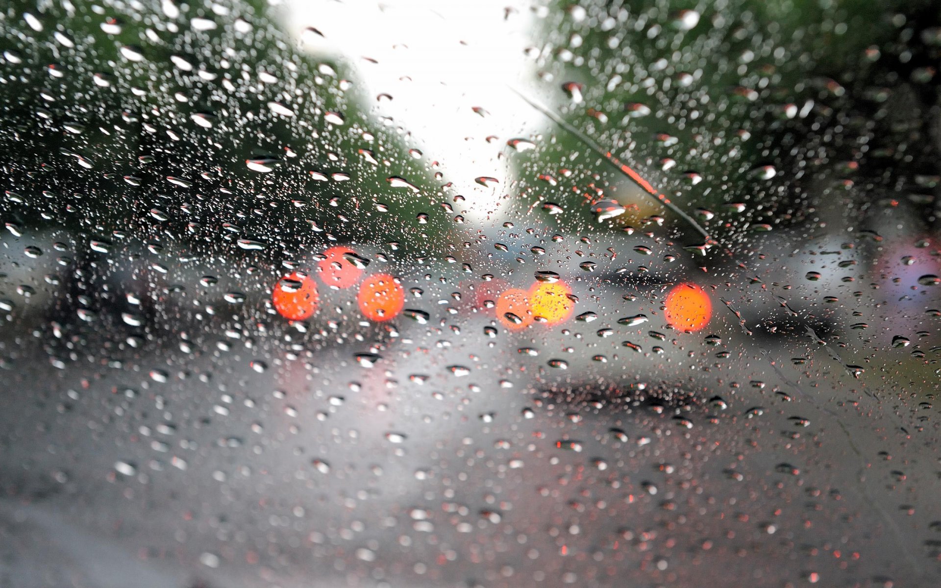 macro lluvia vidrio gotas coches faros