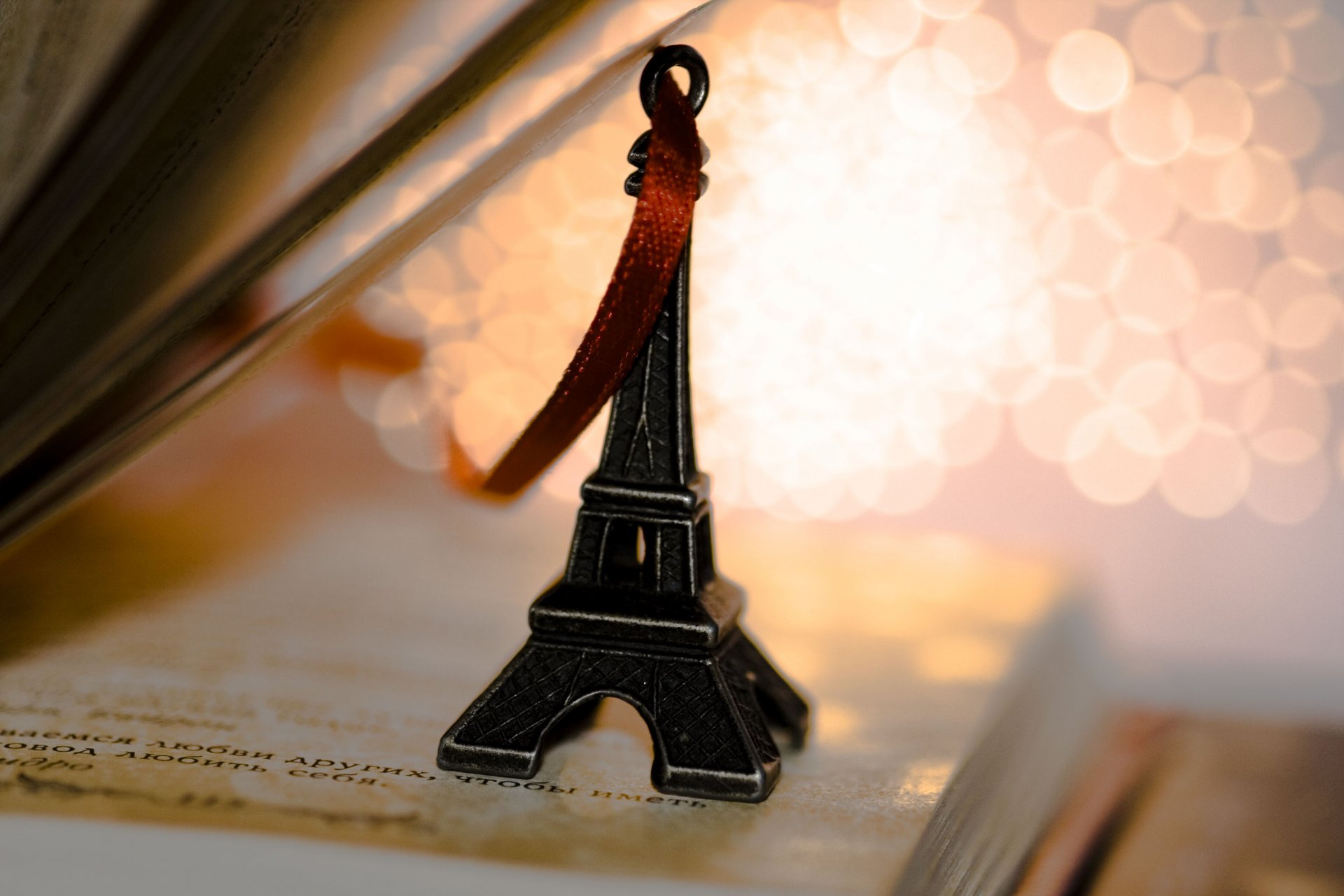 torre eiffel souvenir figurine portachiavi nastro libro pagine punti