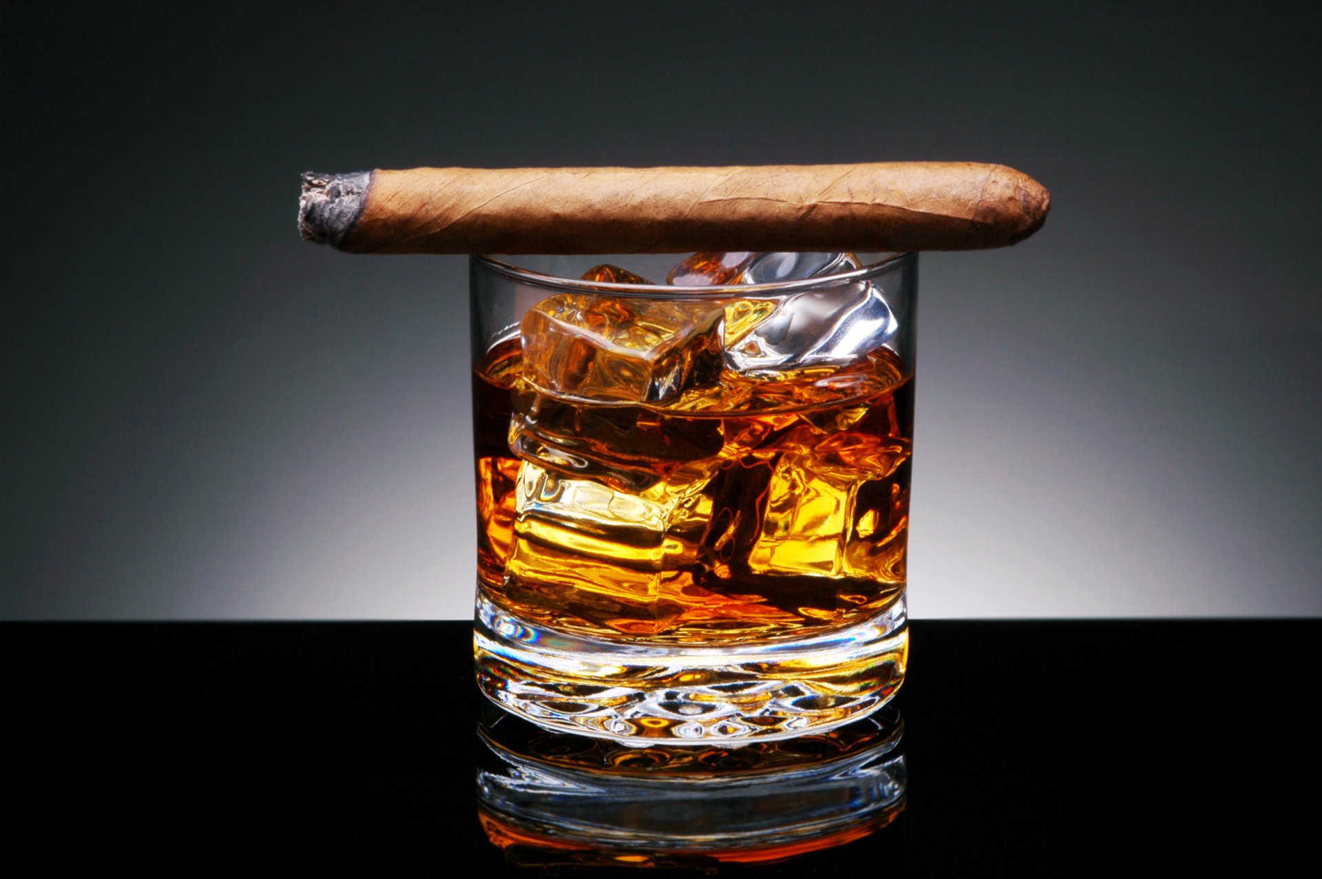 background stakan.kubiki ice alcohol drink cigar tobacco