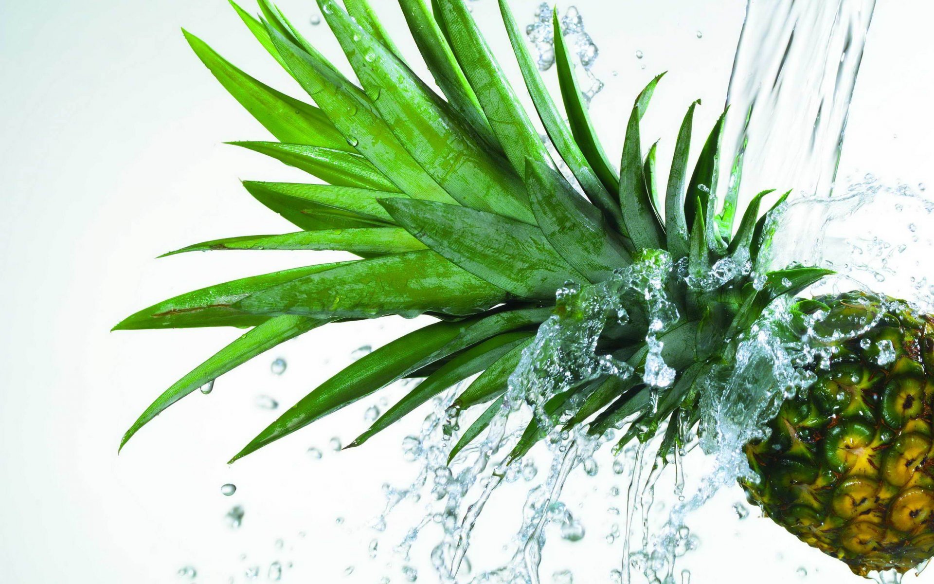 ananas frutta acqua spruzzi sfondo bianco