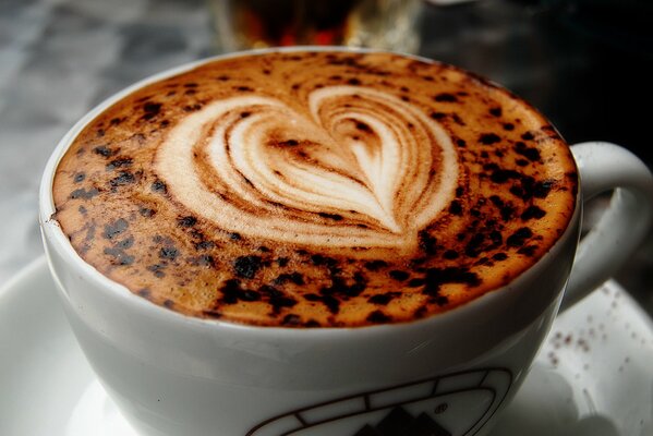 Köstlicher Kaffee mit Herzmuster