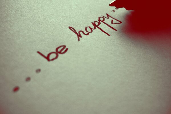 Будь счастлив надпись на бумаге на английском
