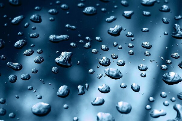 Gotas de agua coppy en el vidrio