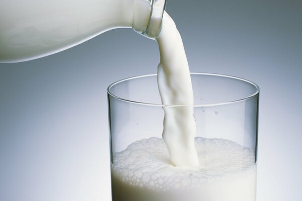 Il latte viene versato in un bicchiere trasparente