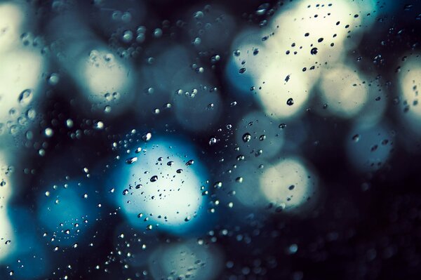 Regentropfen auf Glas, in Blendung des Lichts
