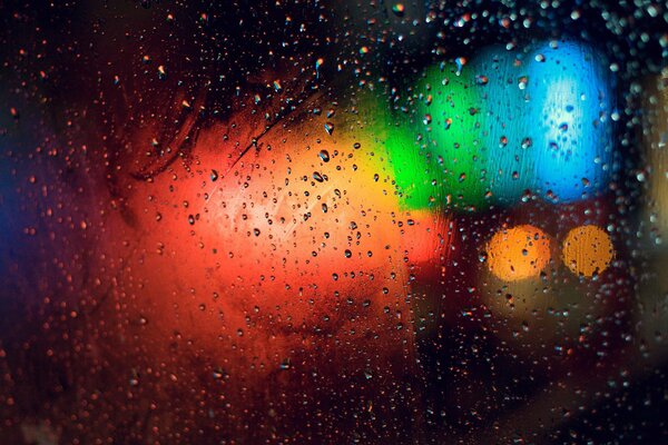 Gouttes de pluie sur le verre embué