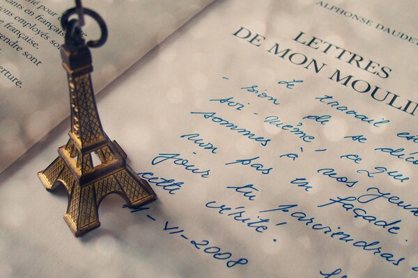 Carta de París estatuilla de la torre Eiffel