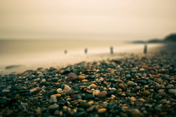 Farbige Steine am Meer