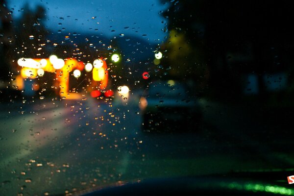 Deszcz Na Zewnątrz za przednią szybą samochodu