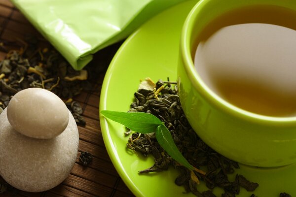 Taza de café con decoración de grano y hoja