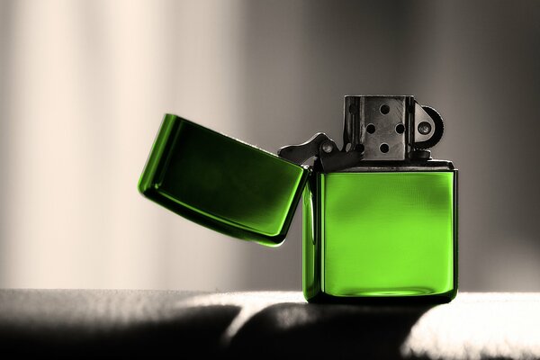 Briquet vert sur fond gris