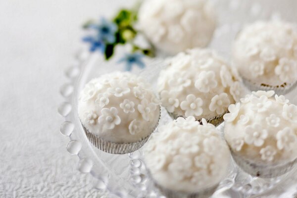 Cupcakes blancos sobre fondo de flores