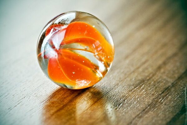 Sur la table en bois bol en verre