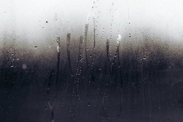 Gouttes sur le verre embué par la pluie