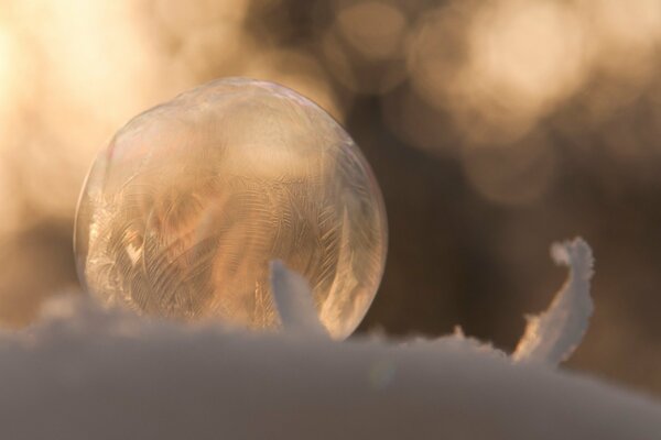 Imagen macro del patrón en una burbuja de jabón congelada en invierno
