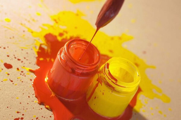 Peinture jaune et orange renversé sur la table