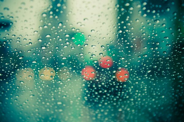 Капли дождя на холодном окне