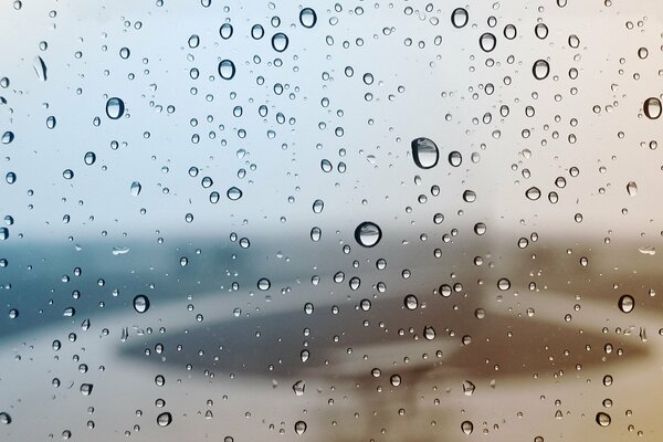 Macro gocce di pioggia sul vetro