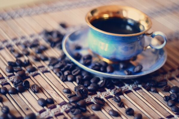 Grains de café du matin sur la table