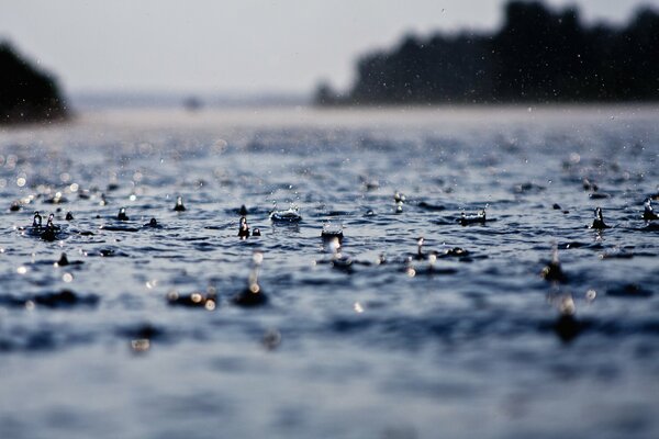 Gotas de lluvia en el agua