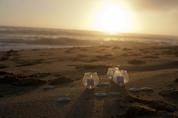 Sonnenuntergang am Strand Kerzen in Kristallgläsern