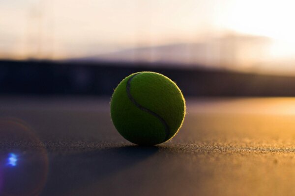 Tennisball bei Sonnenuntergang