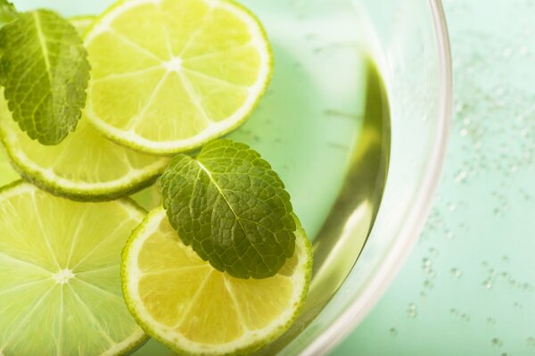 Refreshing lime and mint drink